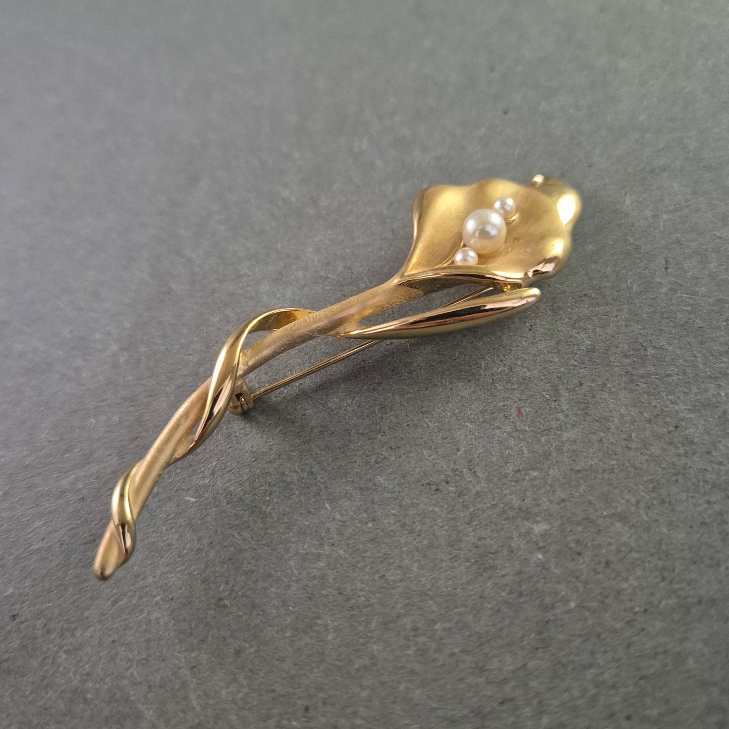 Goldene Blumenbrosche mit Perlen – Elegantes Design in Calla-Form