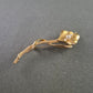 Goldene Blumenbrosche mit Perlen – Elegantes Design in Calla-Form