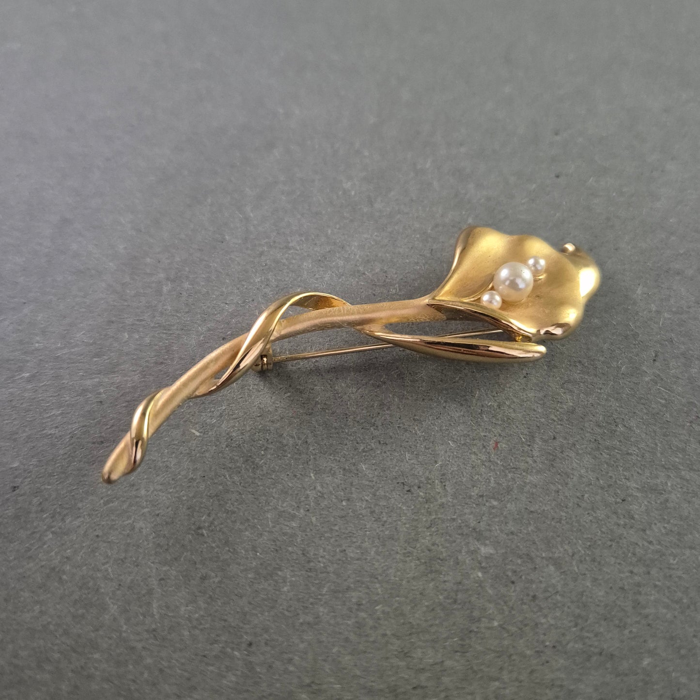 Goldene Blumenbrosche mit Perlen – Elegantes Design in Calla-Form