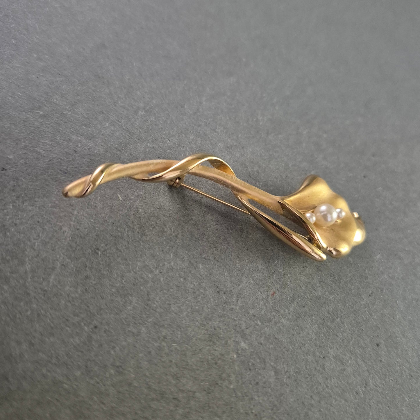 Goldene Blumenbrosche mit Perlen – Elegantes Design in Calla-Form