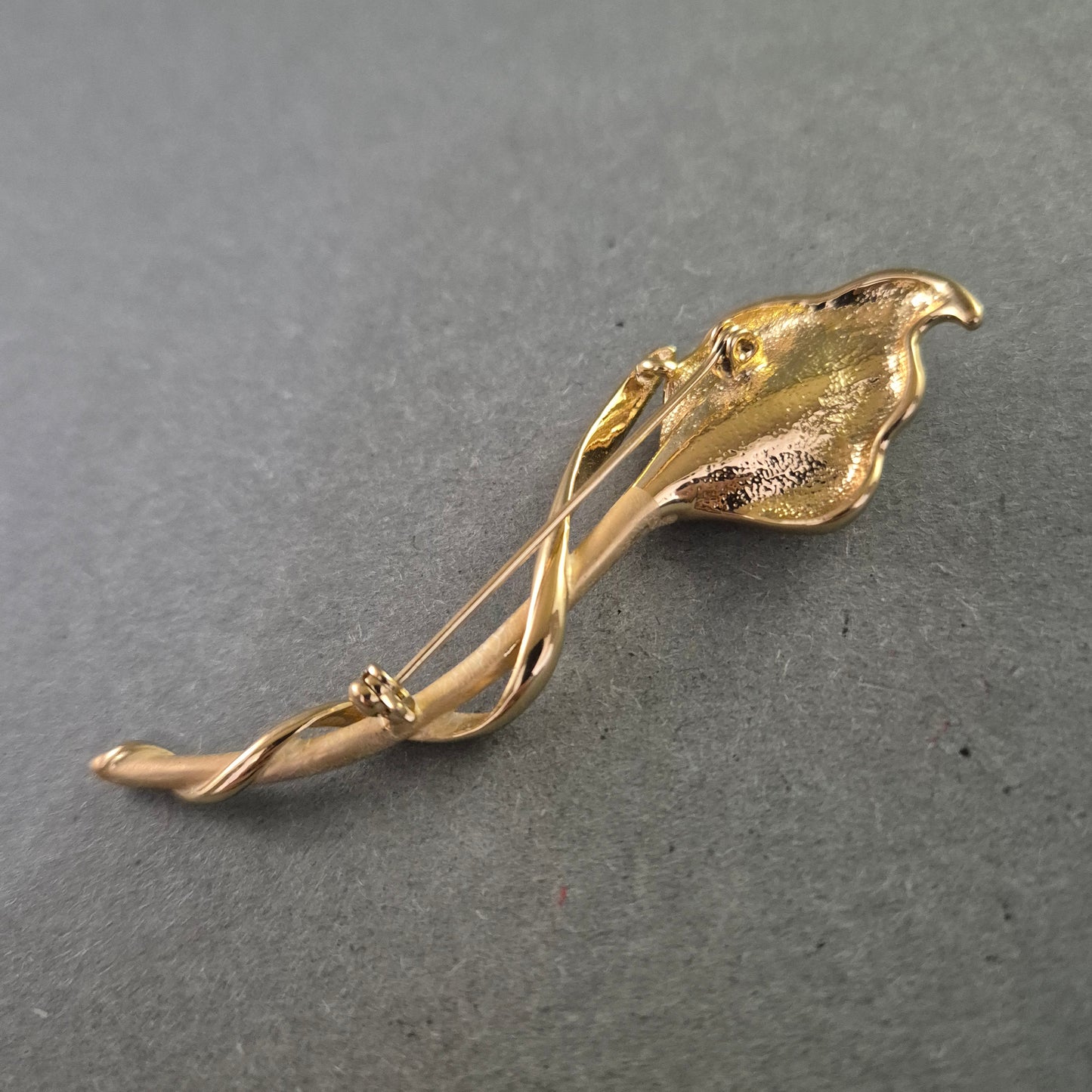 Goldene Blumenbrosche mit Perlen – Elegantes Design in Calla-Form