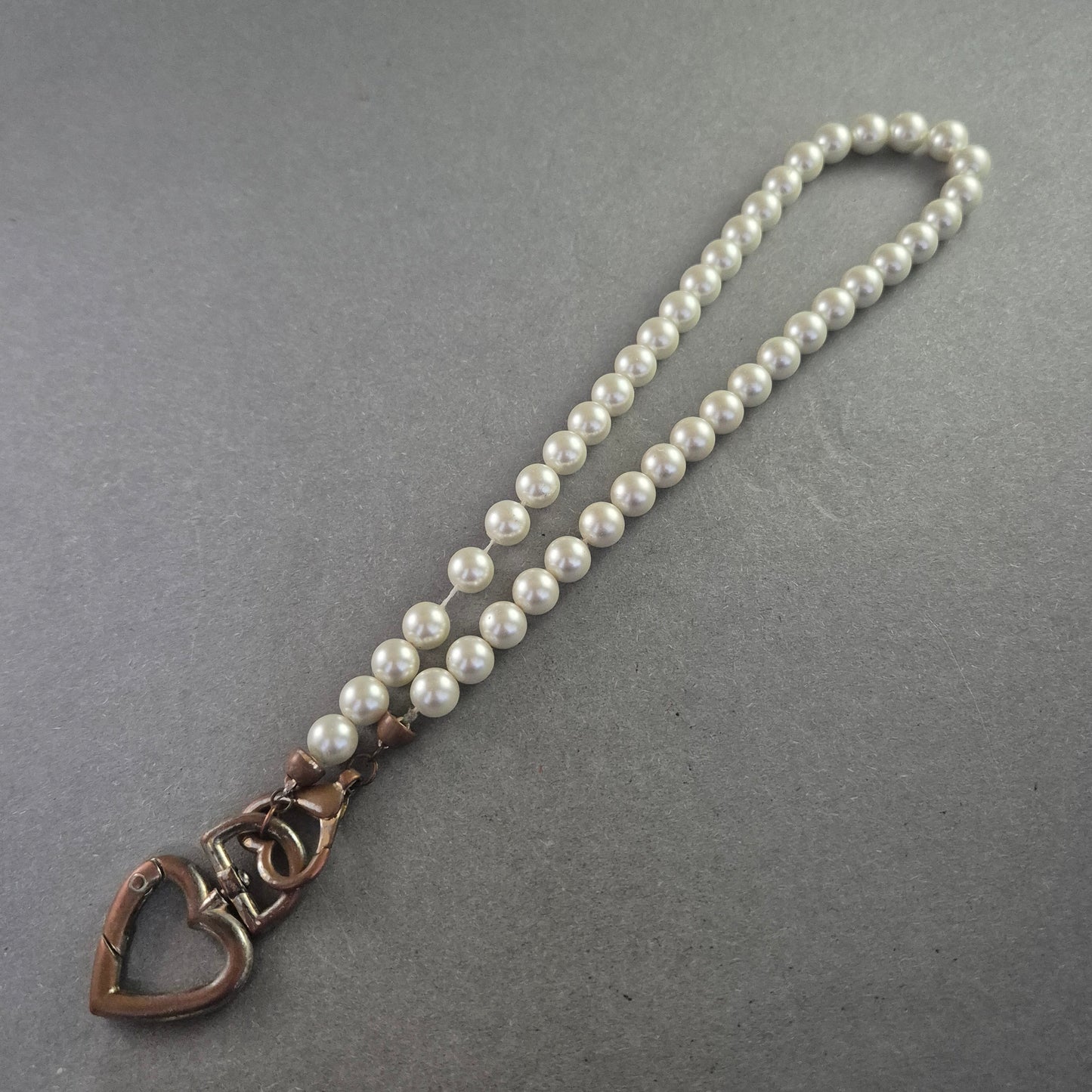 Perlenkette mit Herzanhänger – Romantisches Design mit Bronze-Details