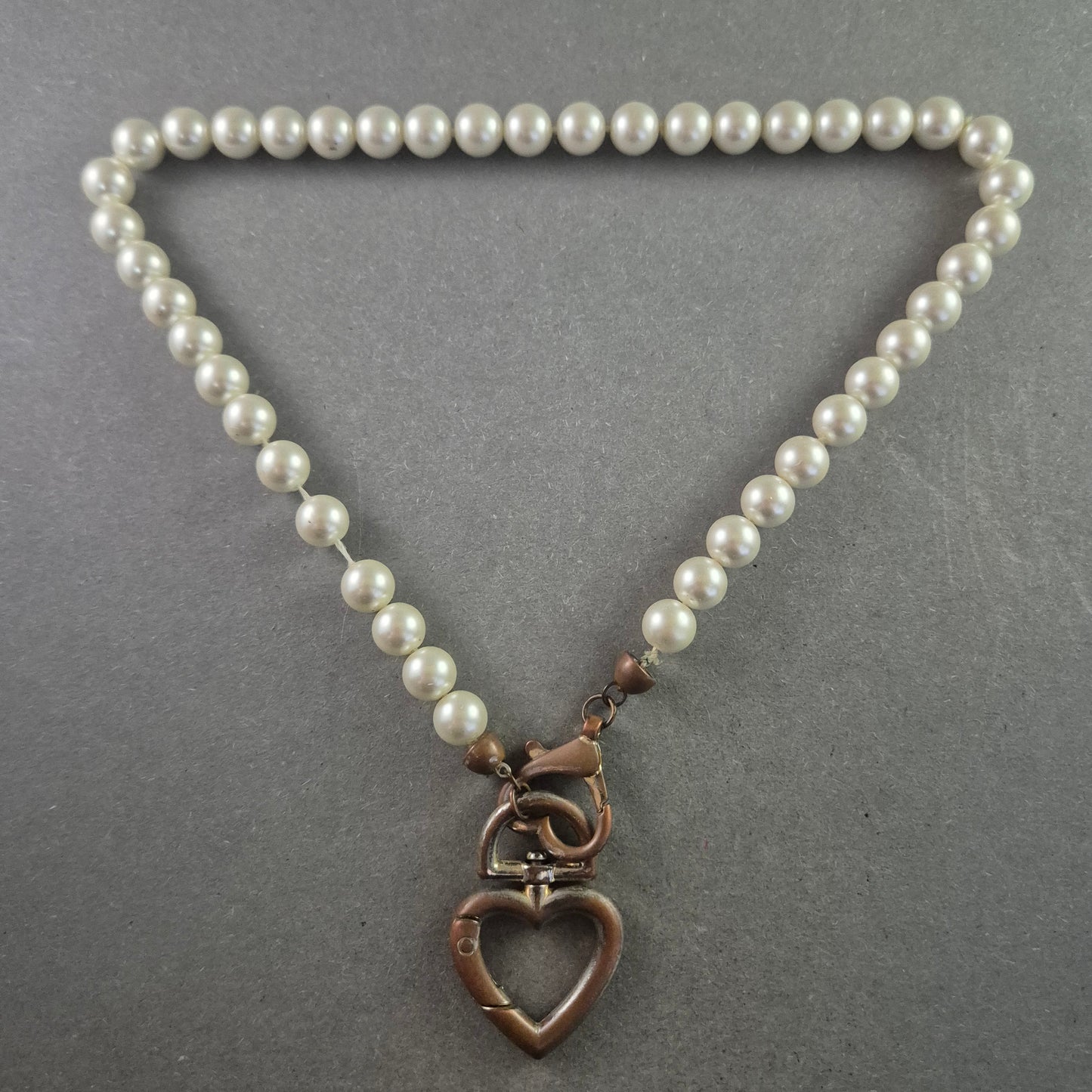 Perlenkette mit Herzanhänger – Romantisches Design mit Bronze-Details