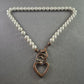 Perlenkette mit Herzanhänger – Romantisches Design mit Bronze-Details