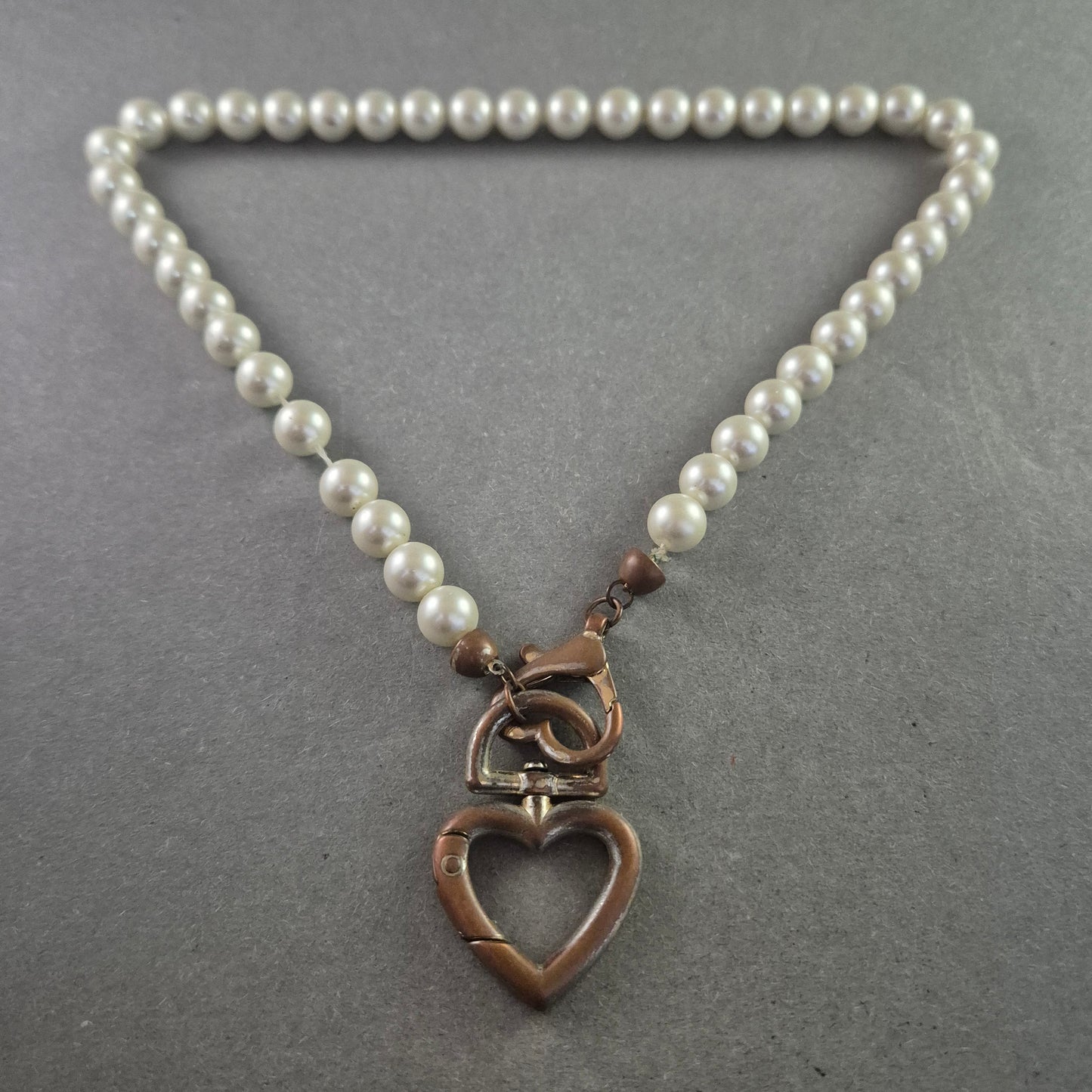 Perlenkette mit Herzanhänger – Romantisches Design mit Bronze-Details