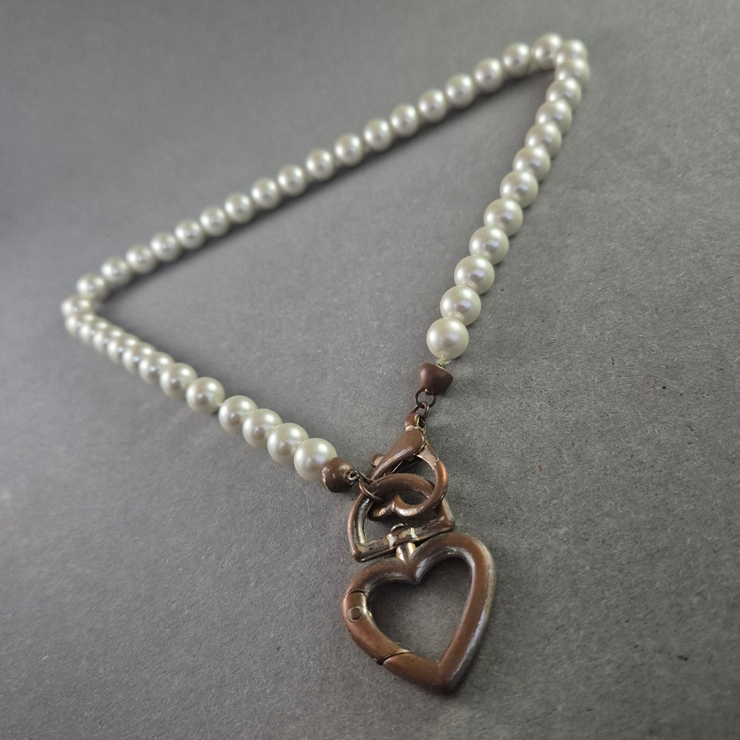 Perlenkette mit Herzanhänger – Romantisches Design mit Bronze-Details