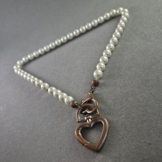 Perlenkette mit Herzanhänger – Romantisches Design mit Bronze-Details