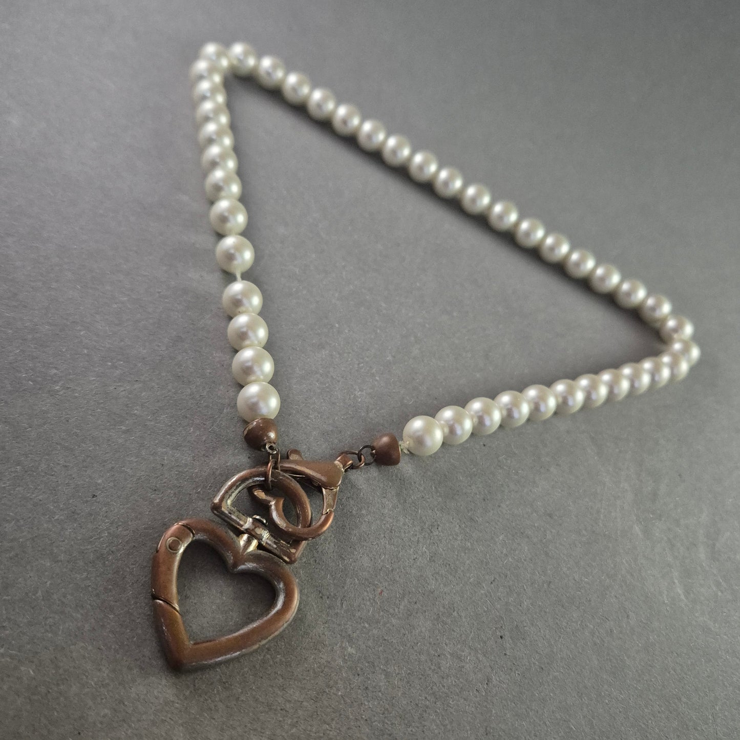 Perlenkette mit Herzanhänger – Romantisches Design mit Bronze-Details