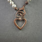 Perlenkette mit Herzanhänger – Romantisches Design mit Bronze-Details