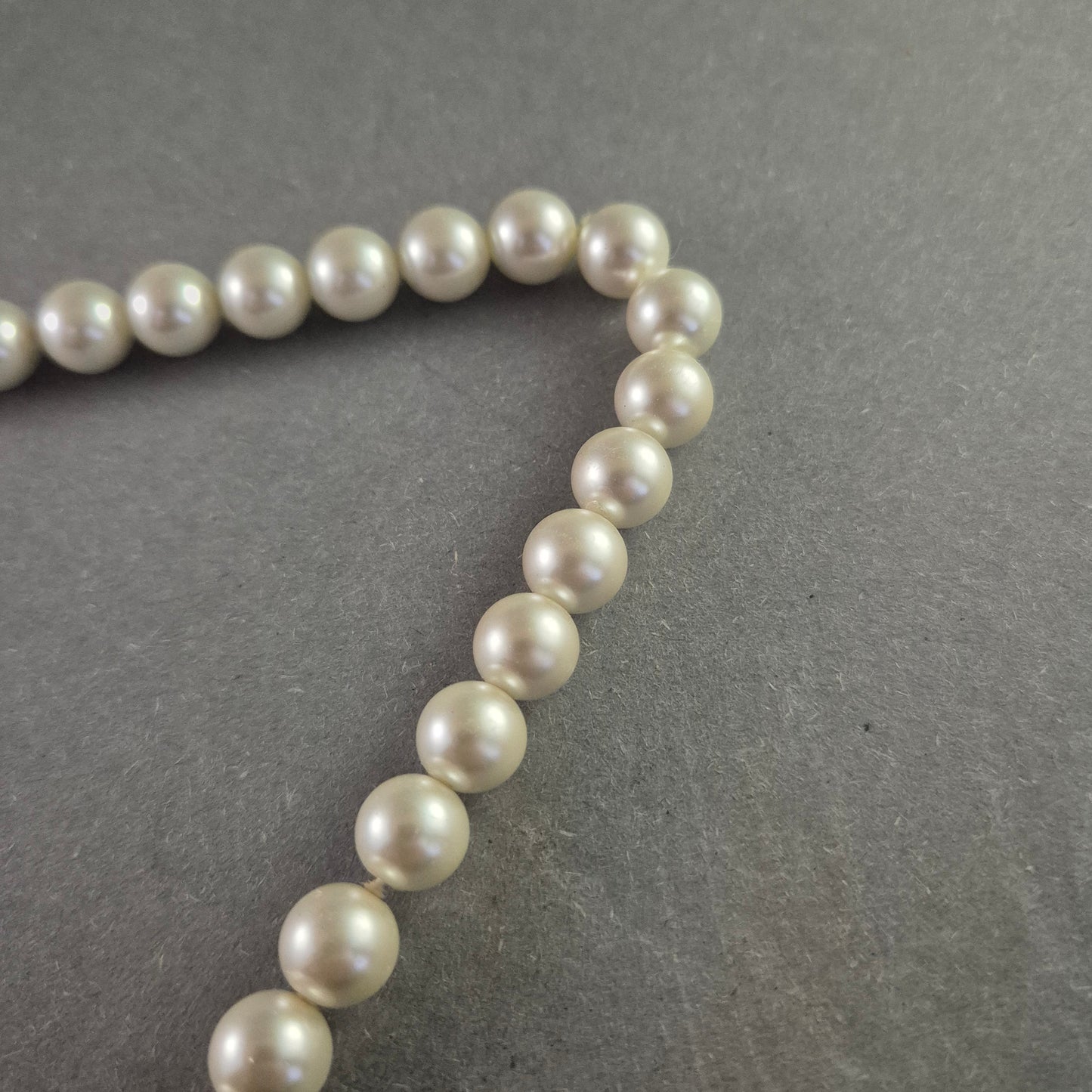 Perlenkette mit Herzanhänger – Romantisches Design mit Bronze-Details