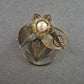Goldfarbene Brosche mit Blume & Perle – Filigranes Vintage-Design
