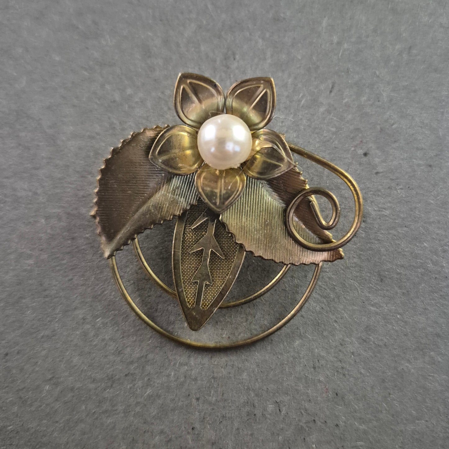 Goldfarbene Brosche mit Blume & Perle – Filigranes Vintage-Design