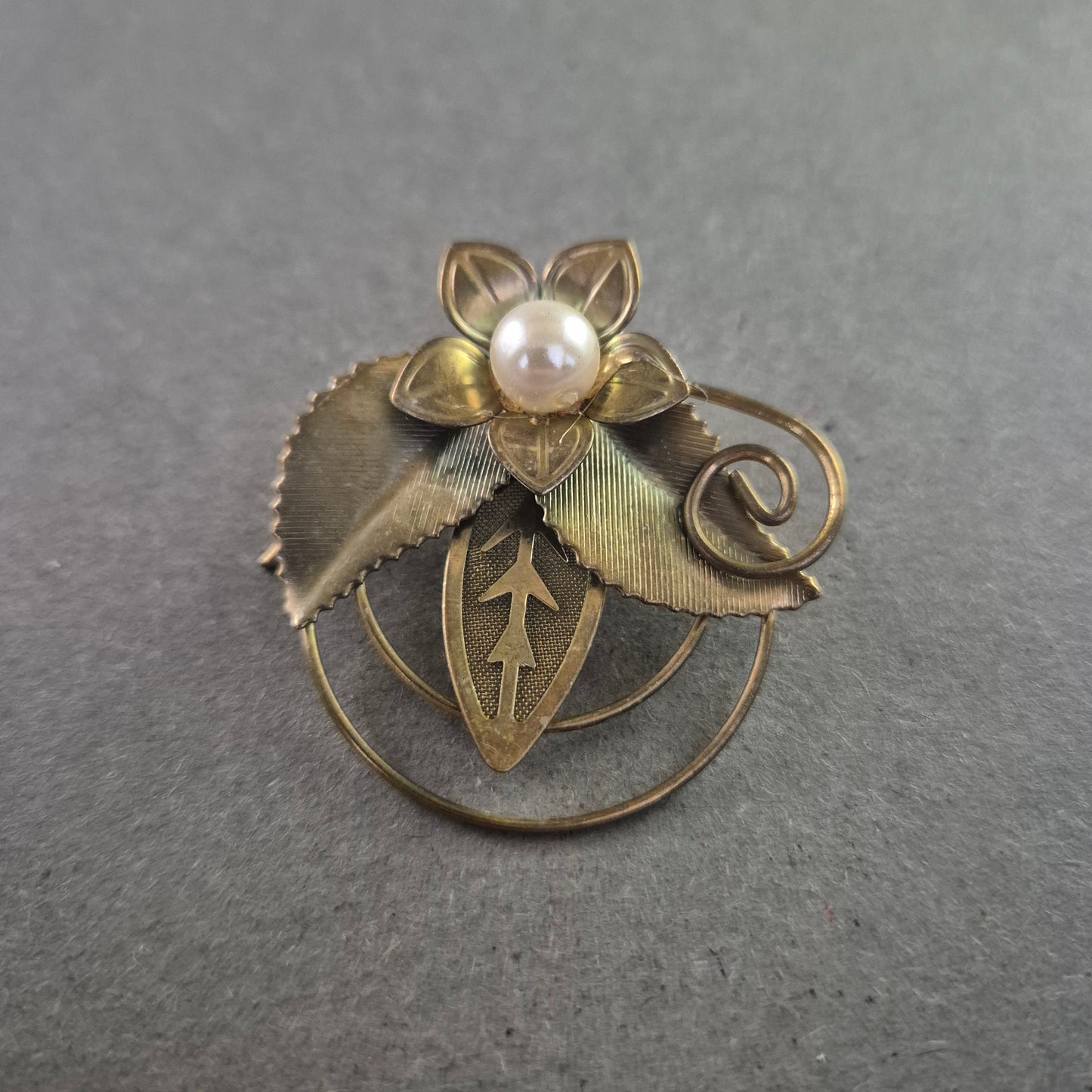 Goldfarbene Brosche mit Blume & Perle – Filigranes Vintage-Design