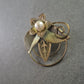 Goldfarbene Brosche mit Blume & Perle – Filigranes Vintage-Design