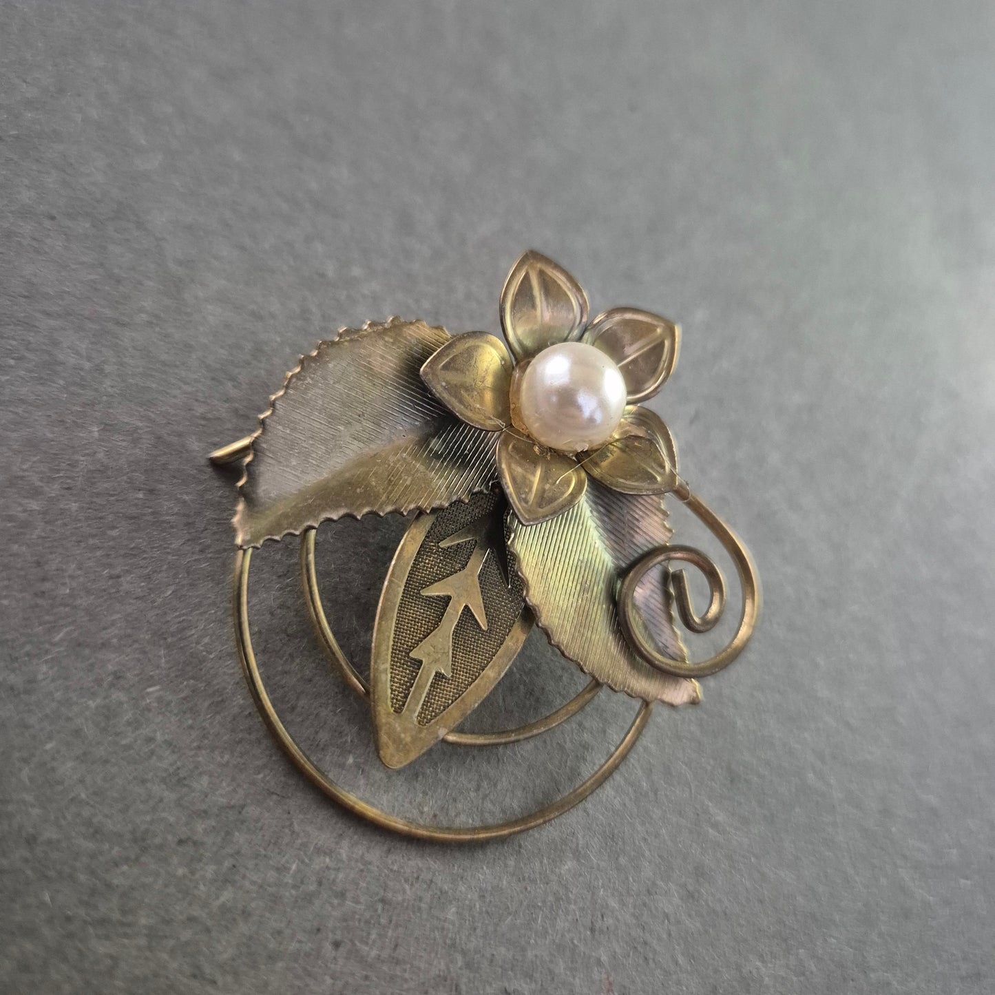 Goldfarbene Brosche mit Blume & Perle – Filigranes Vintage-Design