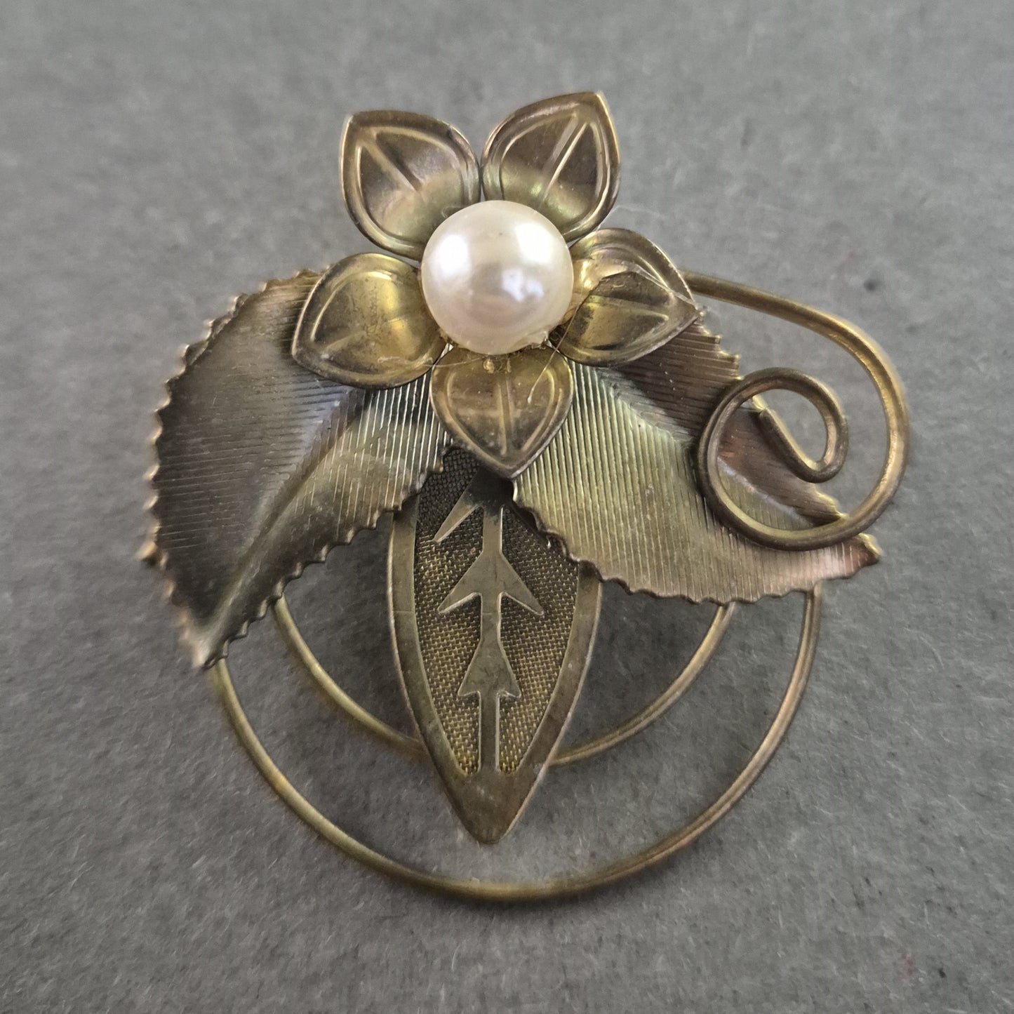 Goldfarbene Brosche mit Blume & Perle – Filigranes Vintage-Design