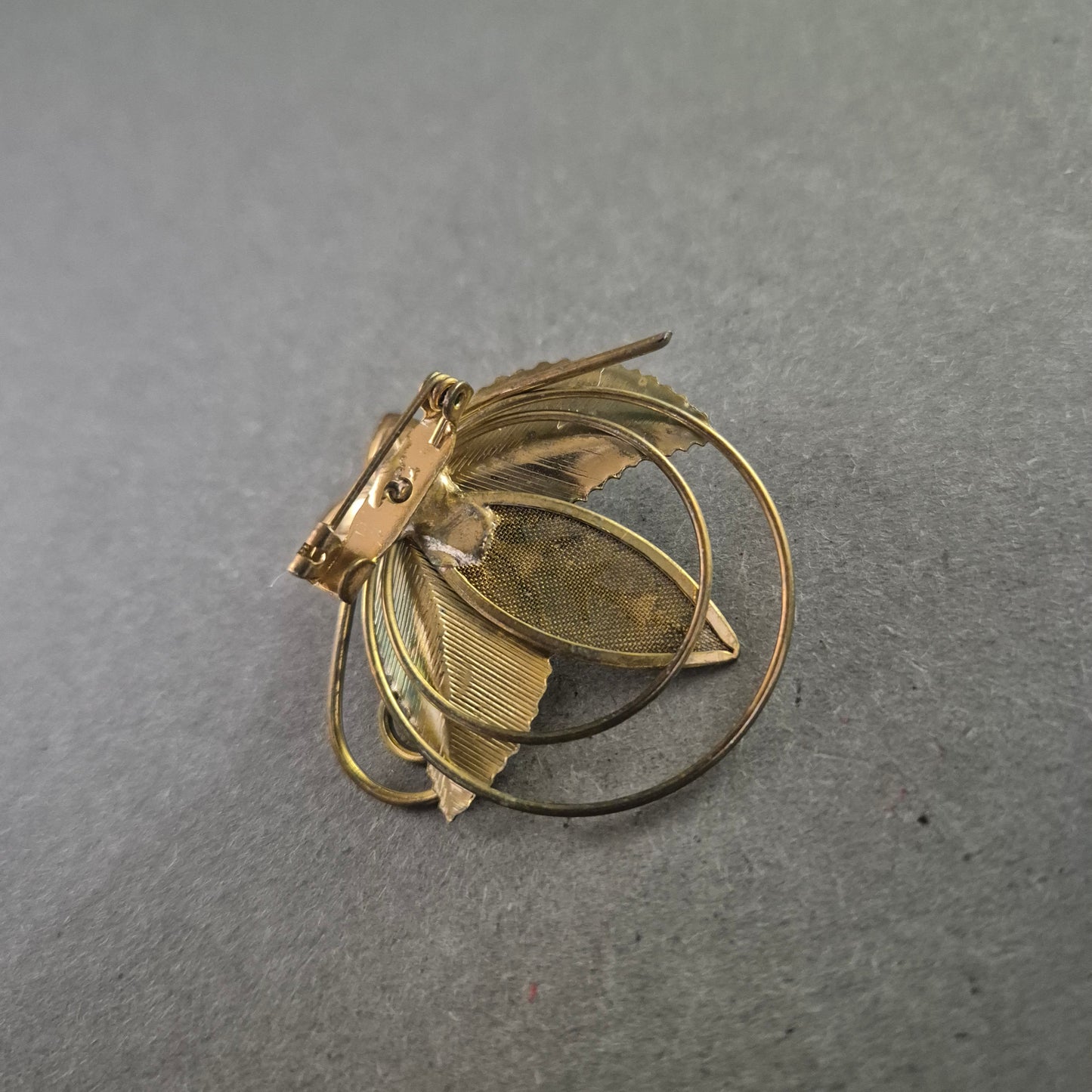 Goldfarbene Brosche mit Blume & Perle – Filigranes Vintage-Design