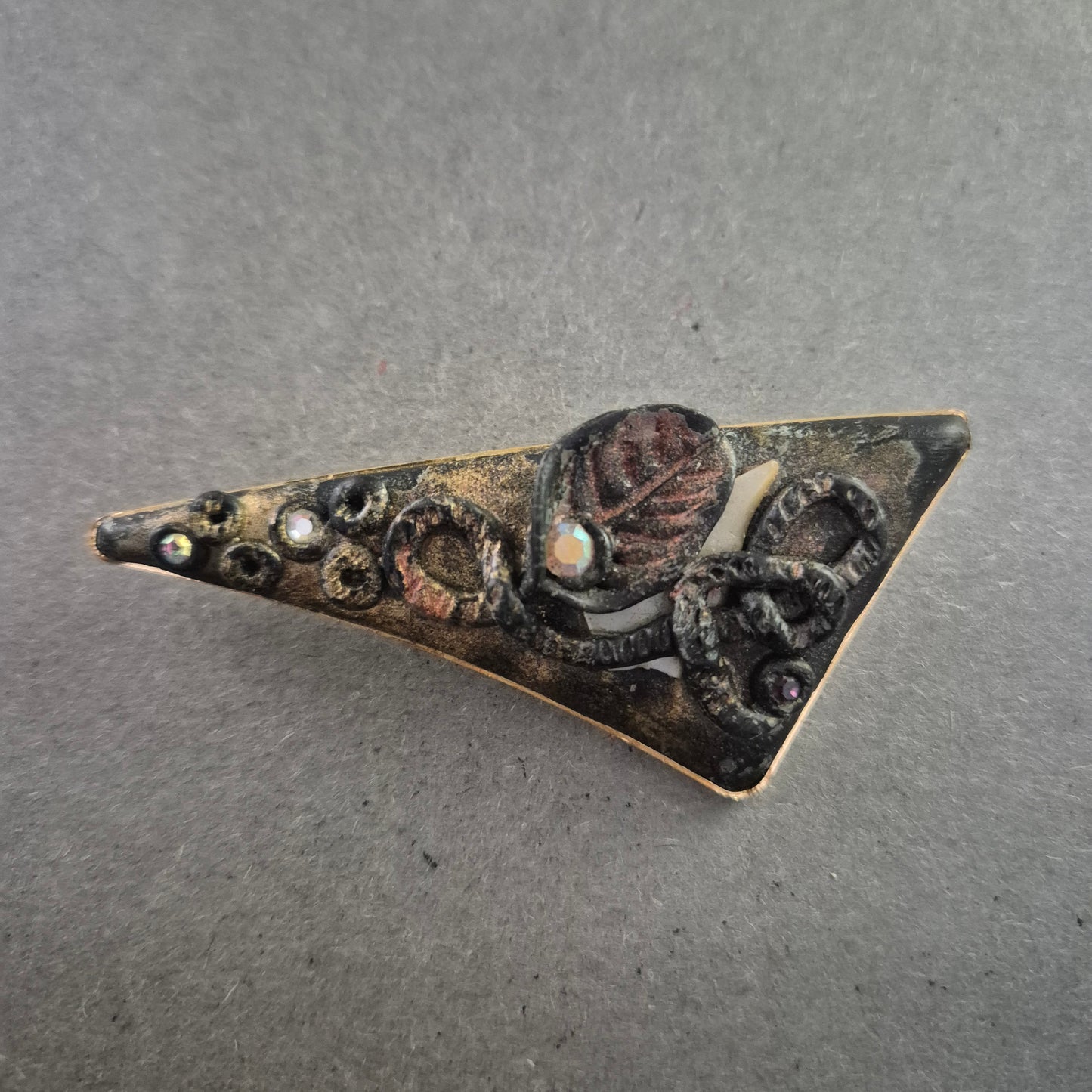 Unregelmäßige Dreieck-Brosche mit Mixed-Media-Dekor