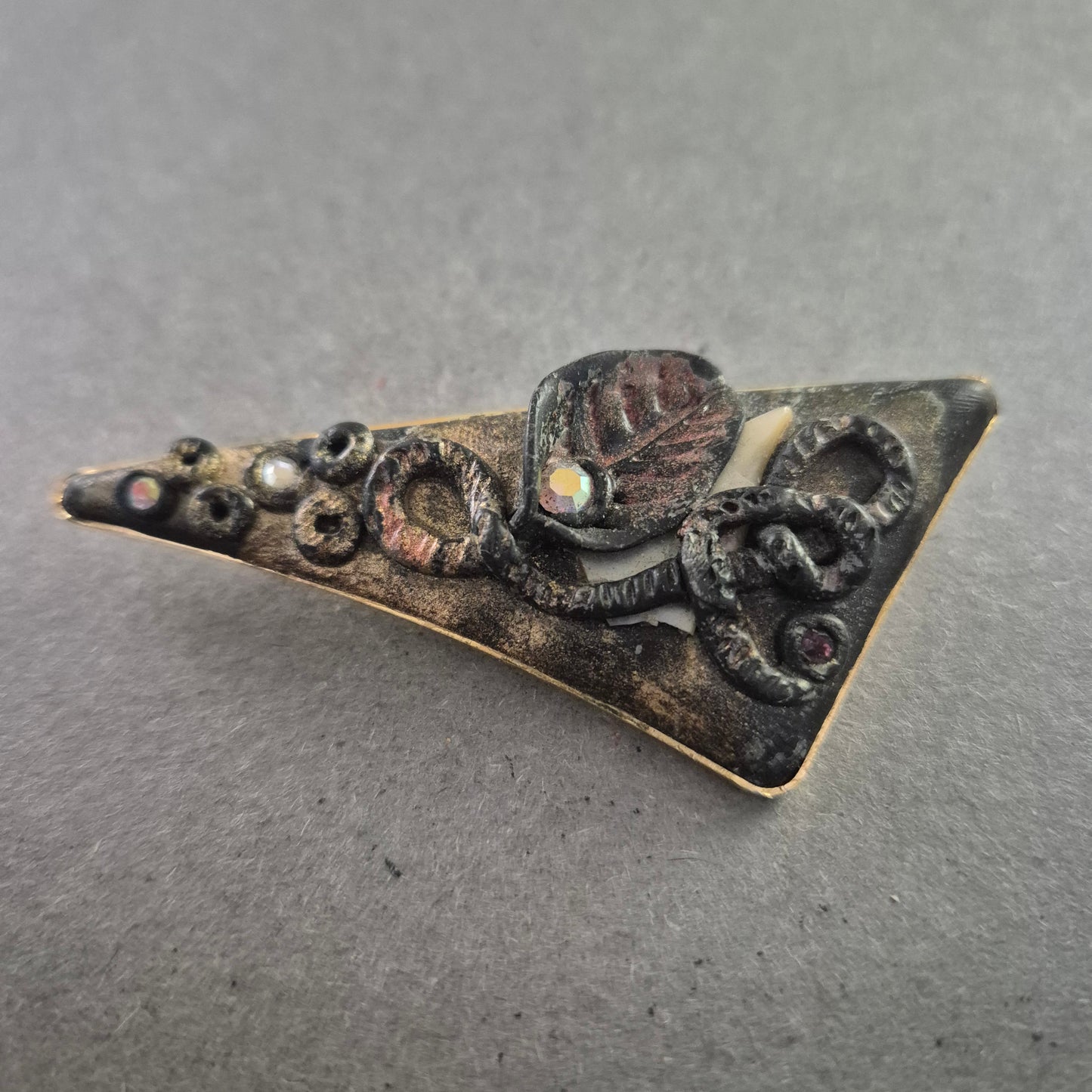 Unregelmäßige Dreieck-Brosche mit Mixed-Media-Dekor