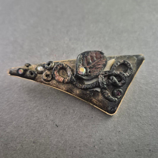 Unregelmäßige Dreieck-Brosche mit Mixed-Media-Dekor