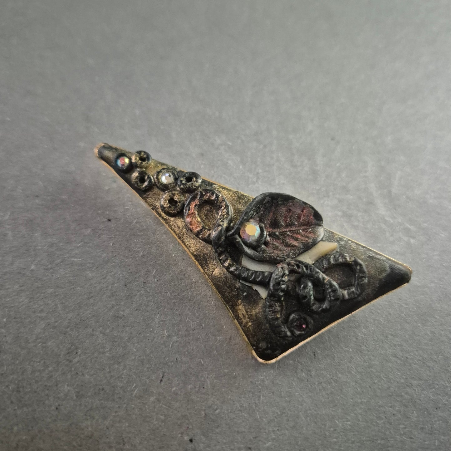 Unregelmäßige Dreieck-Brosche mit Mixed-Media-Dekor