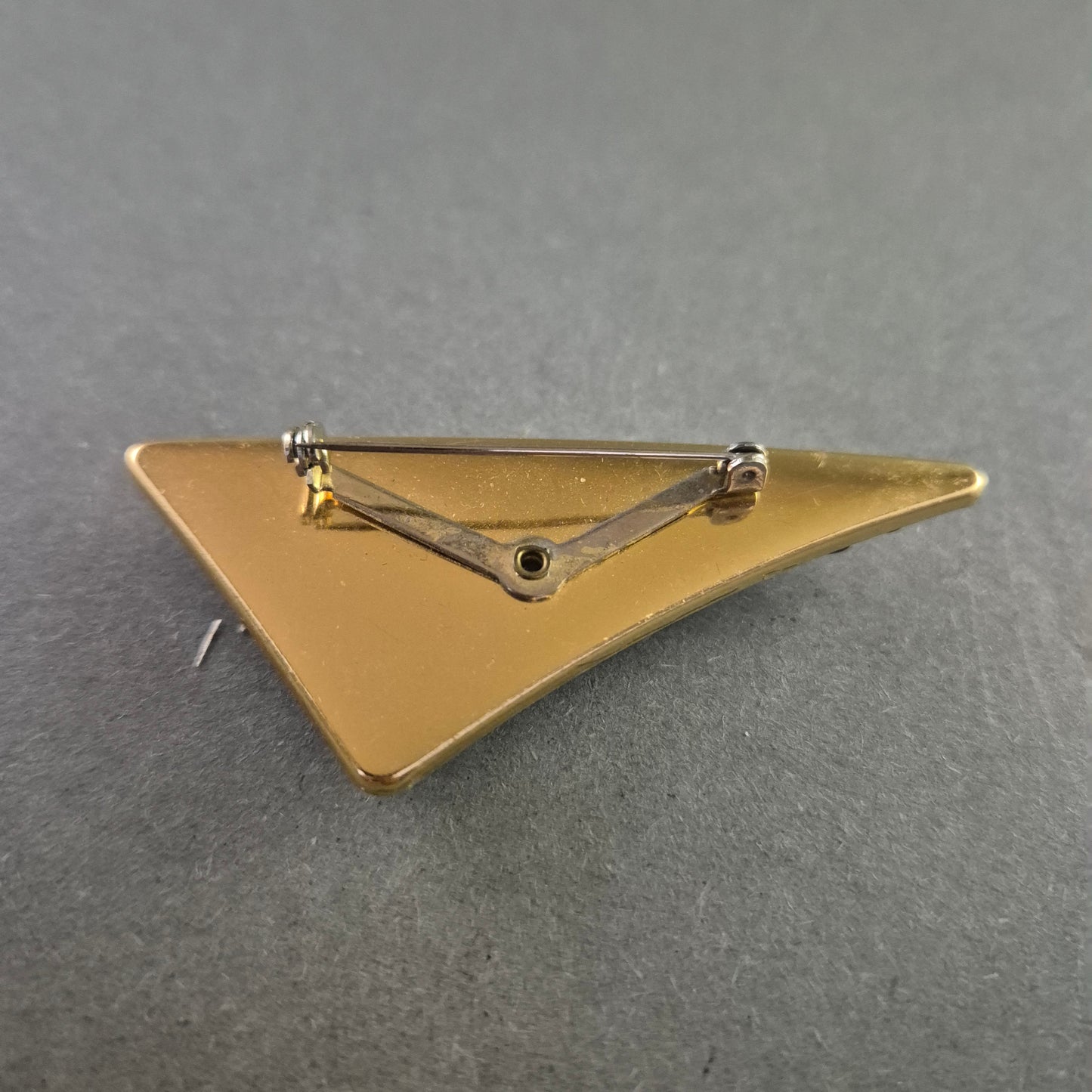 Unregelmäßige Dreieck-Brosche mit Mixed-Media-Dekor