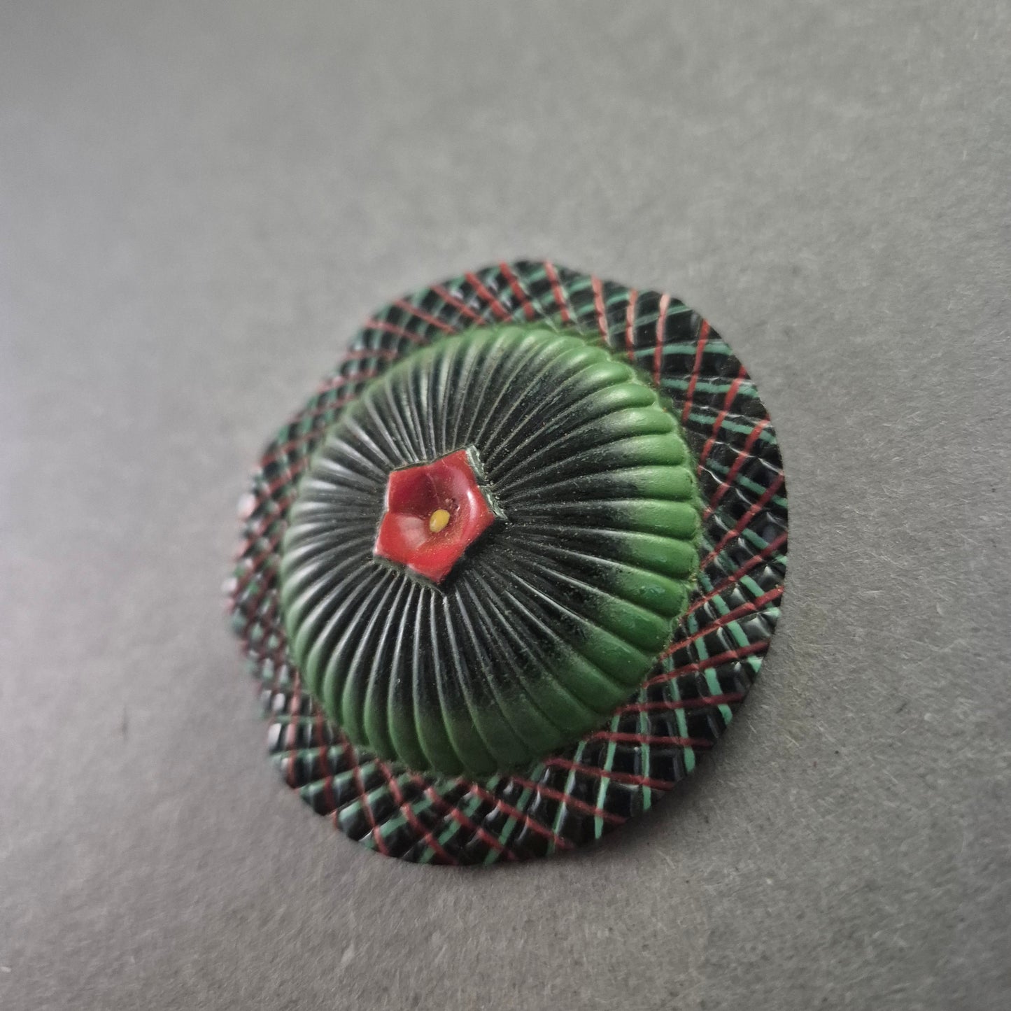 Vintage Emaille-Brosche im Retro-Stil – Rundes Design mit Farbkontrast