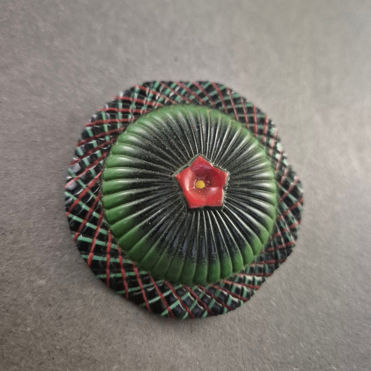 Vintage Emaille-Brosche im Retro-Stil – Rundes Design mit Farbkontrast