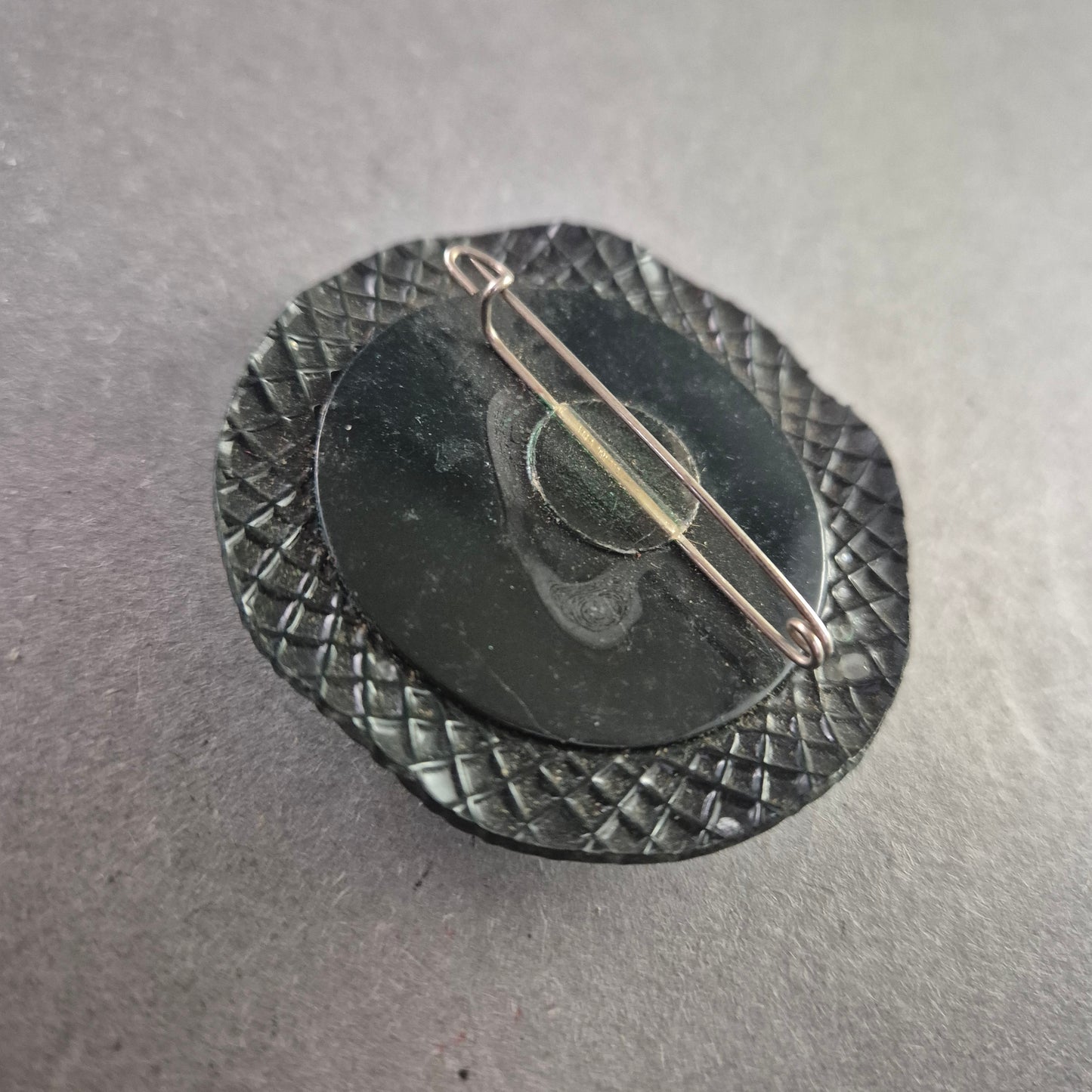 Vintage Emaille-Brosche im Retro-Stil – Rundes Design mit Farbkontrast