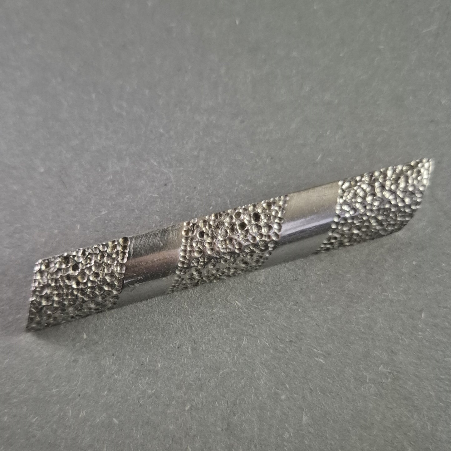 Vintage Krawattenklammer aus Metall – Strukturierter Retro-Stil