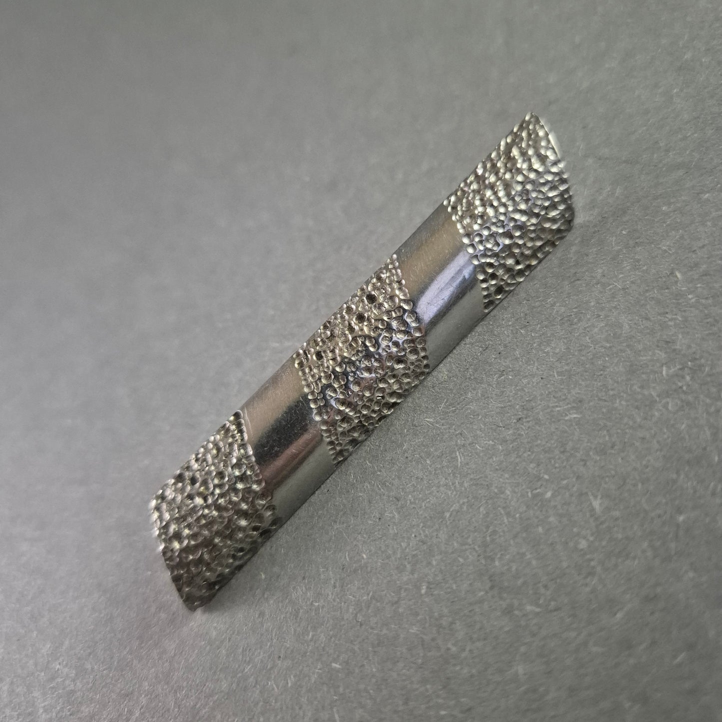 Vintage Krawattenklammer aus Metall – Strukturierter Retro-Stil