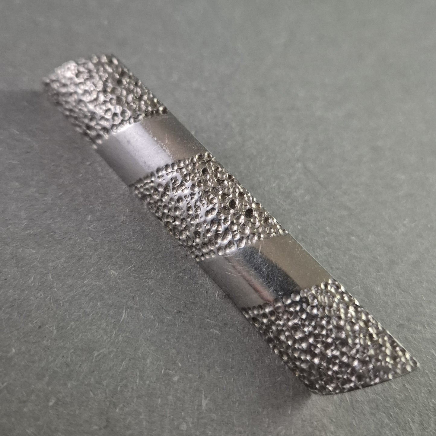 Vintage Krawattenklammer aus Metall – Strukturierter Retro-Stil