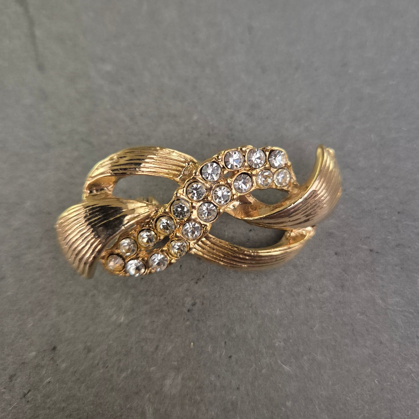 Elegante Vintage-Brosche in Goldoptik mit Strasssteinen