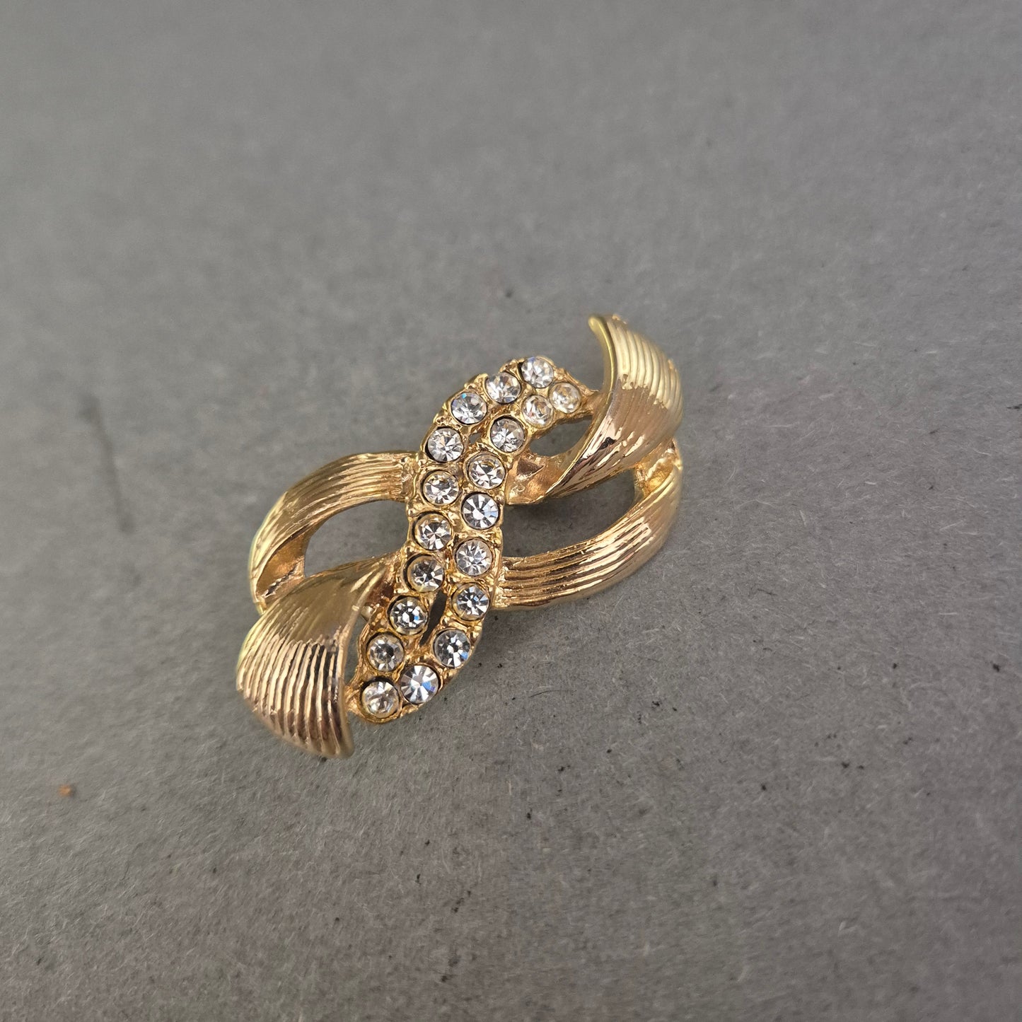 Elegante Vintage-Brosche in Goldoptik mit Strasssteinen