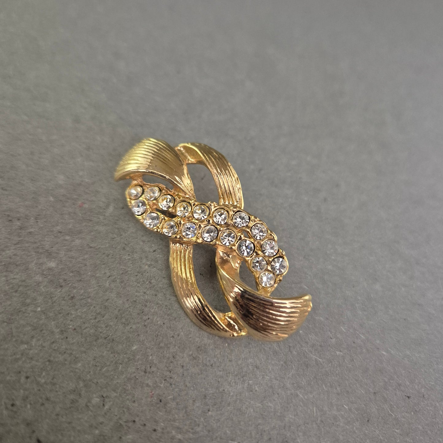 Elegante Vintage-Brosche in Goldoptik mit Strasssteinen