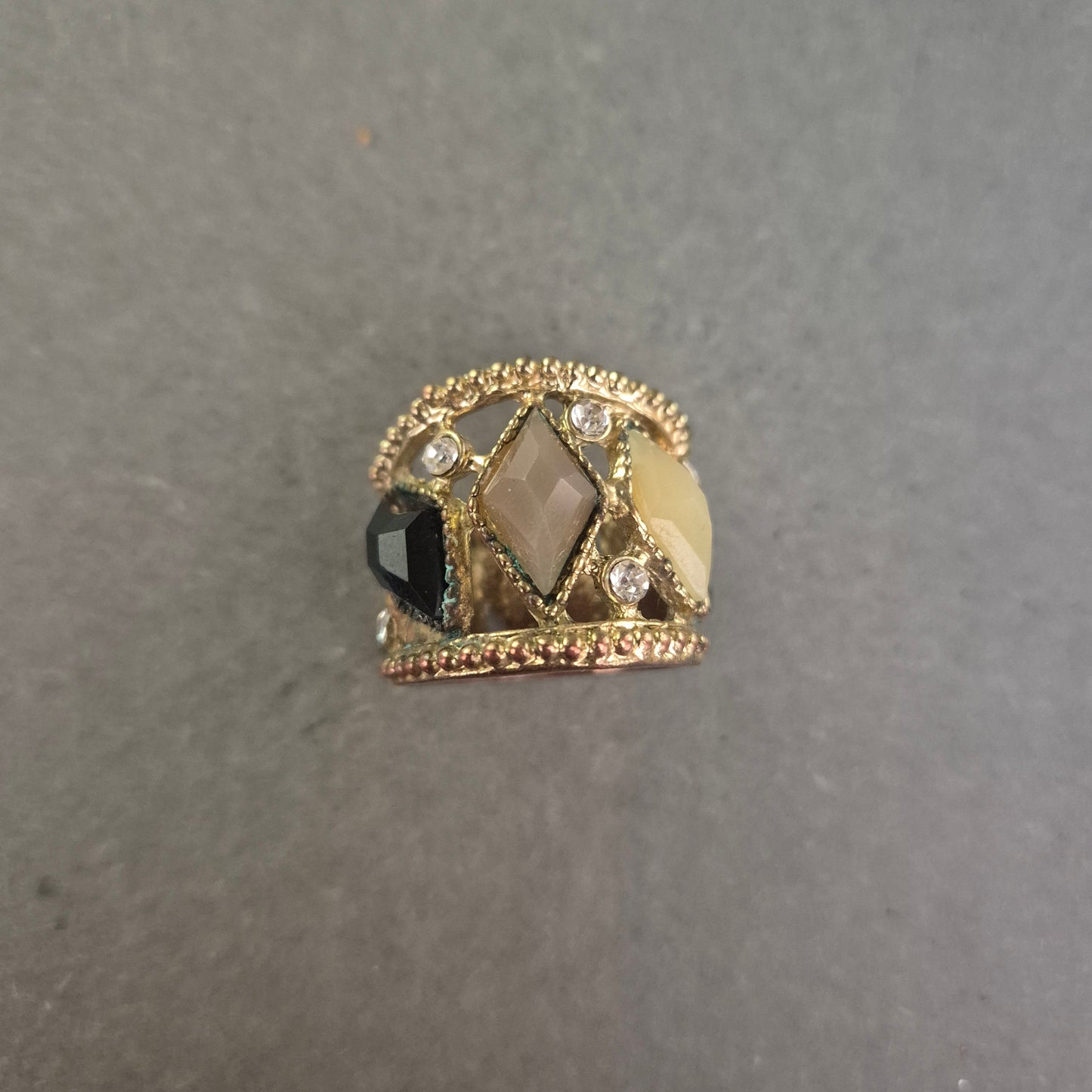 Breiter Vintage-Ring im Mosaikstil mit Schmucksteinen und Strass