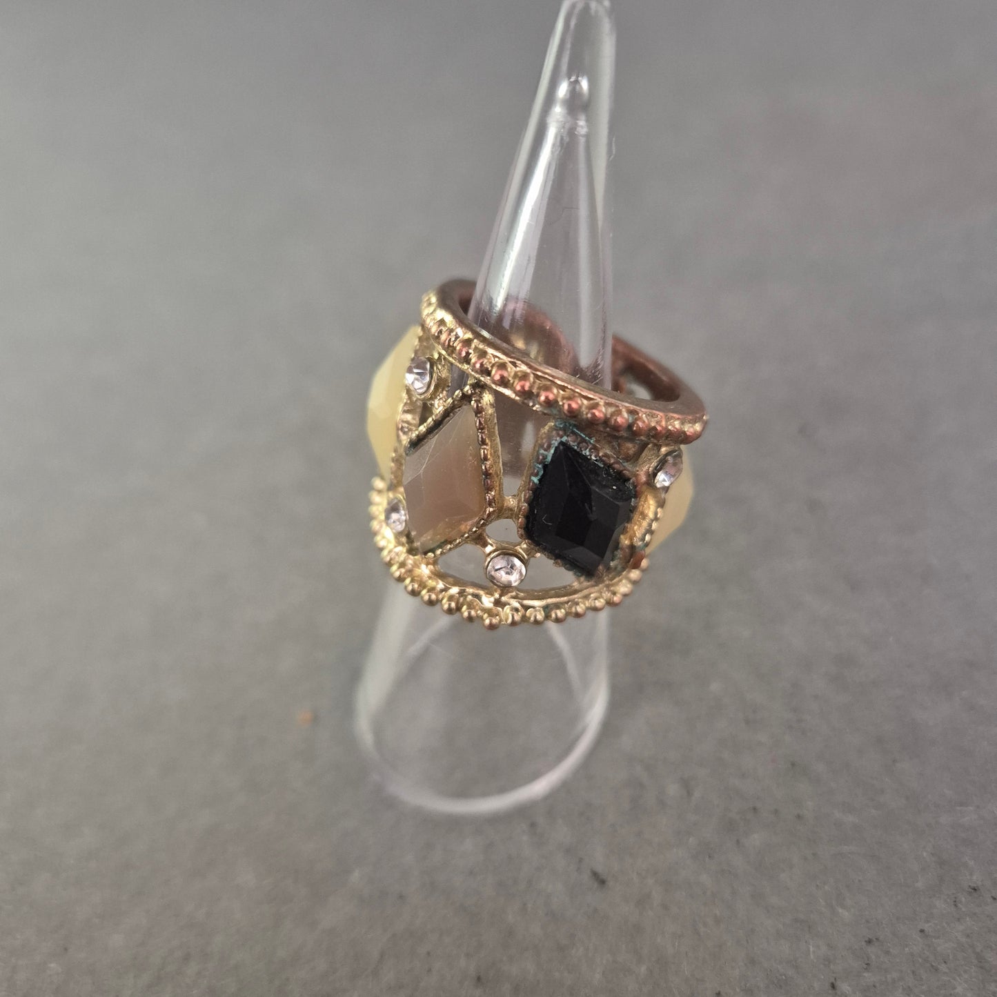 Breiter Vintage-Ring im Mosaikstil mit Schmucksteinen und Strass