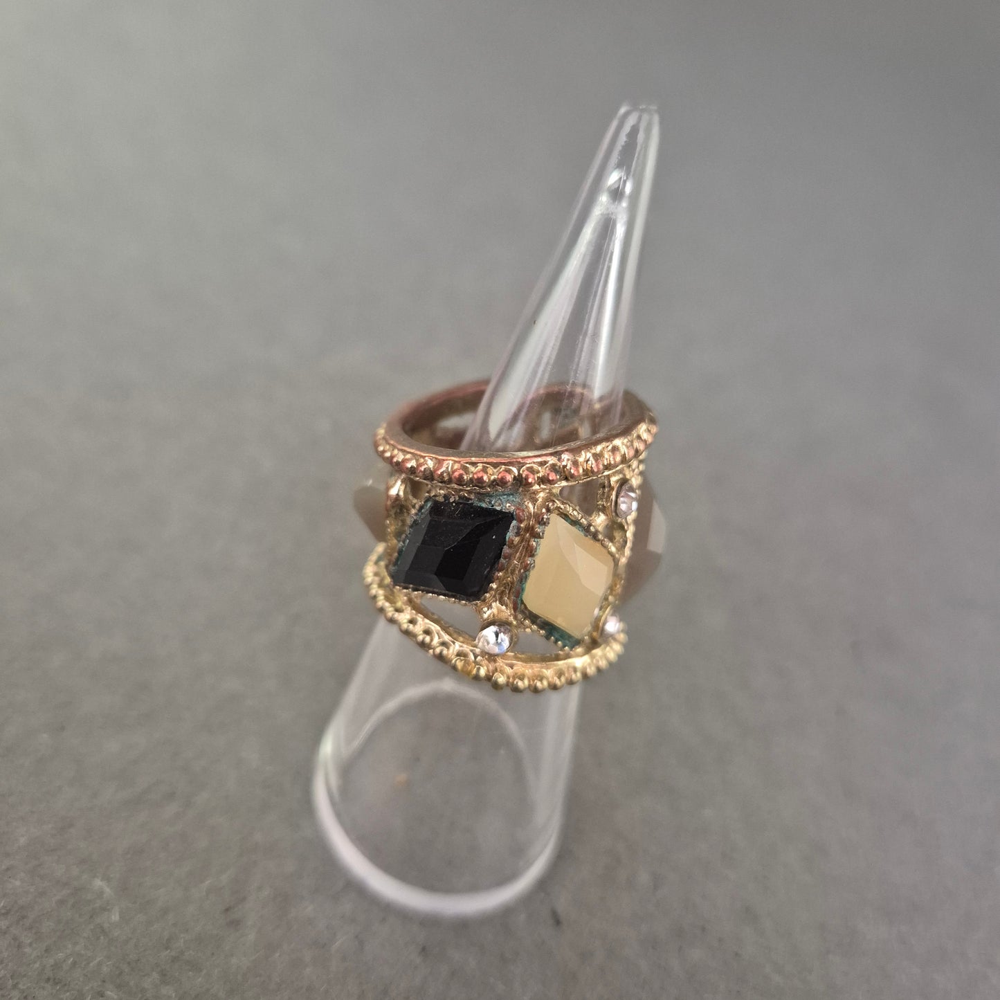 Breiter Vintage-Ring im Mosaikstil mit Schmucksteinen und Strass