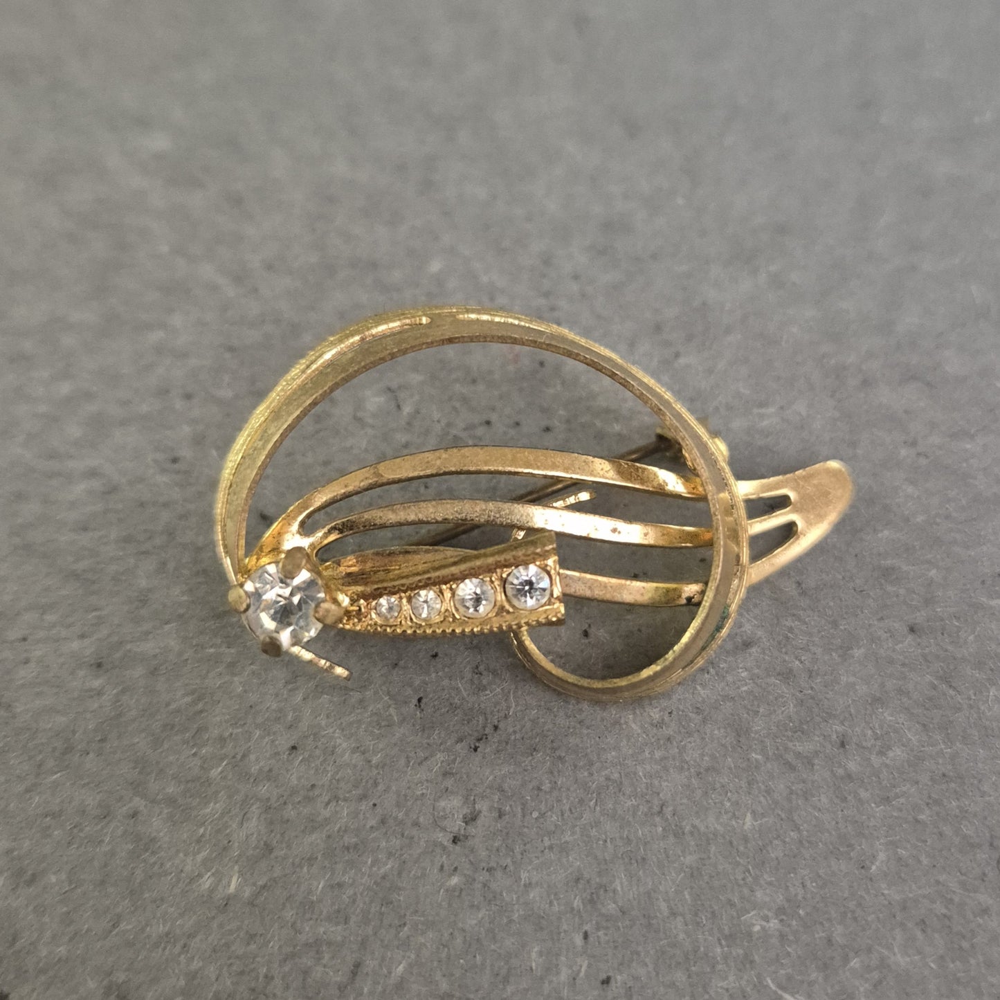 Filigrane Vintage-Brosche in Goldoptik mit Strassakzenten