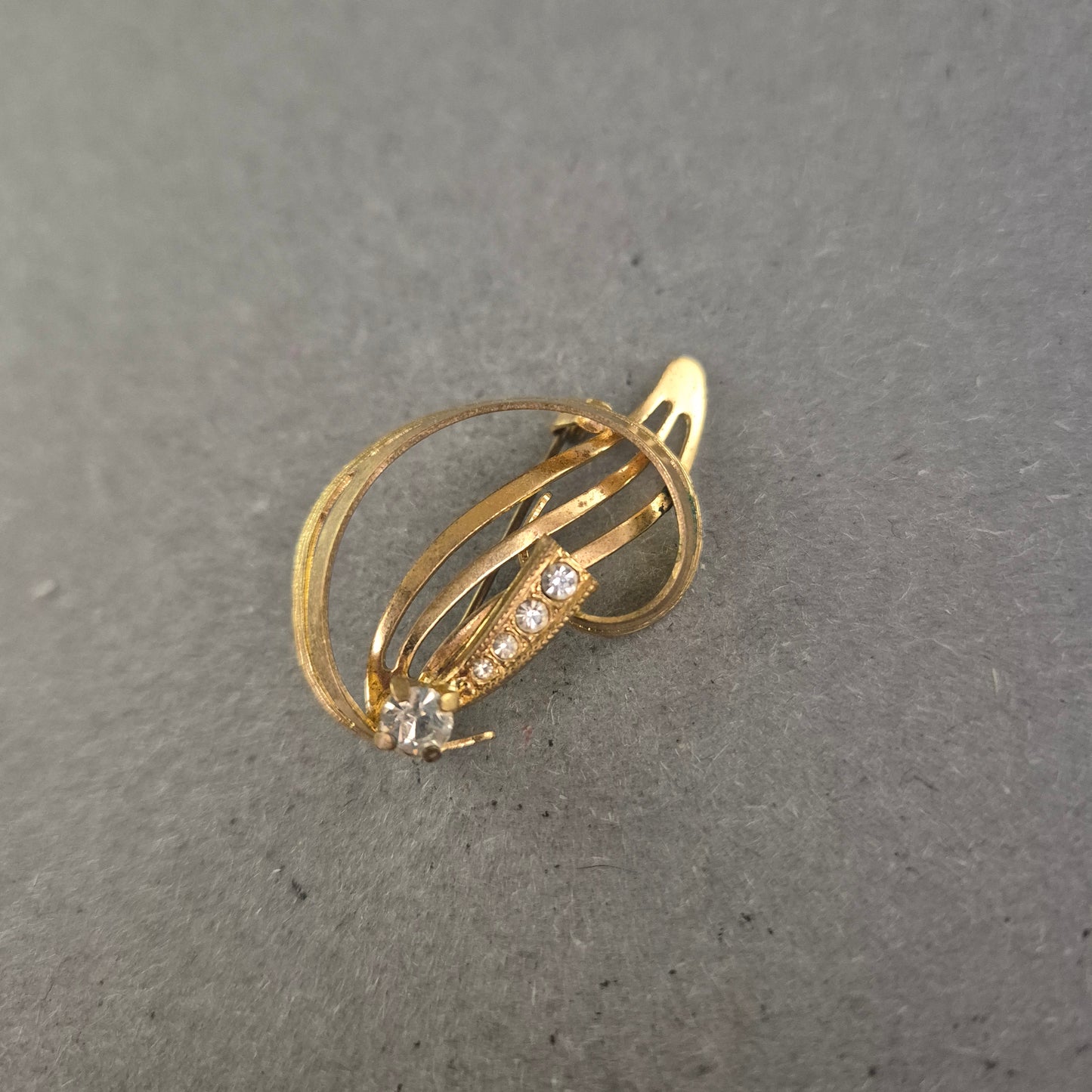 Filigrane Vintage-Brosche in Goldoptik mit Strassakzenten