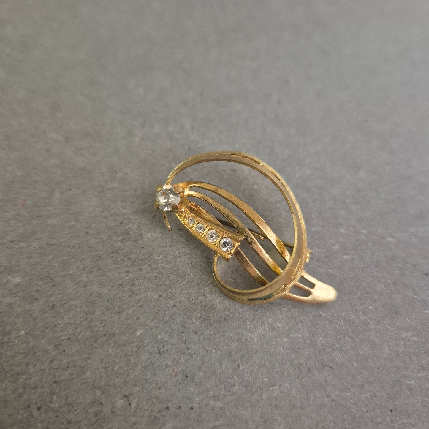 Filigrane Vintage-Brosche in Goldoptik mit Strassakzenten