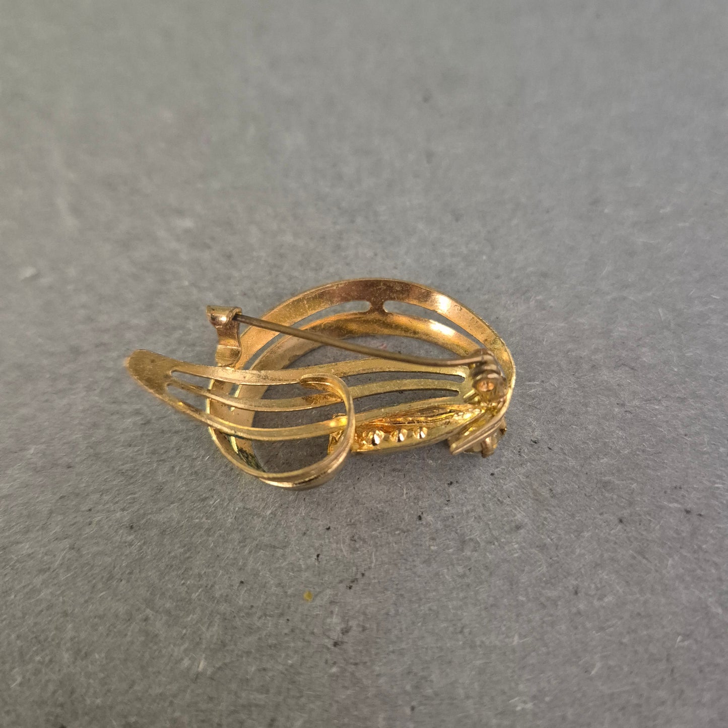 Filigrane Vintage-Brosche in Goldoptik mit Strassakzenten