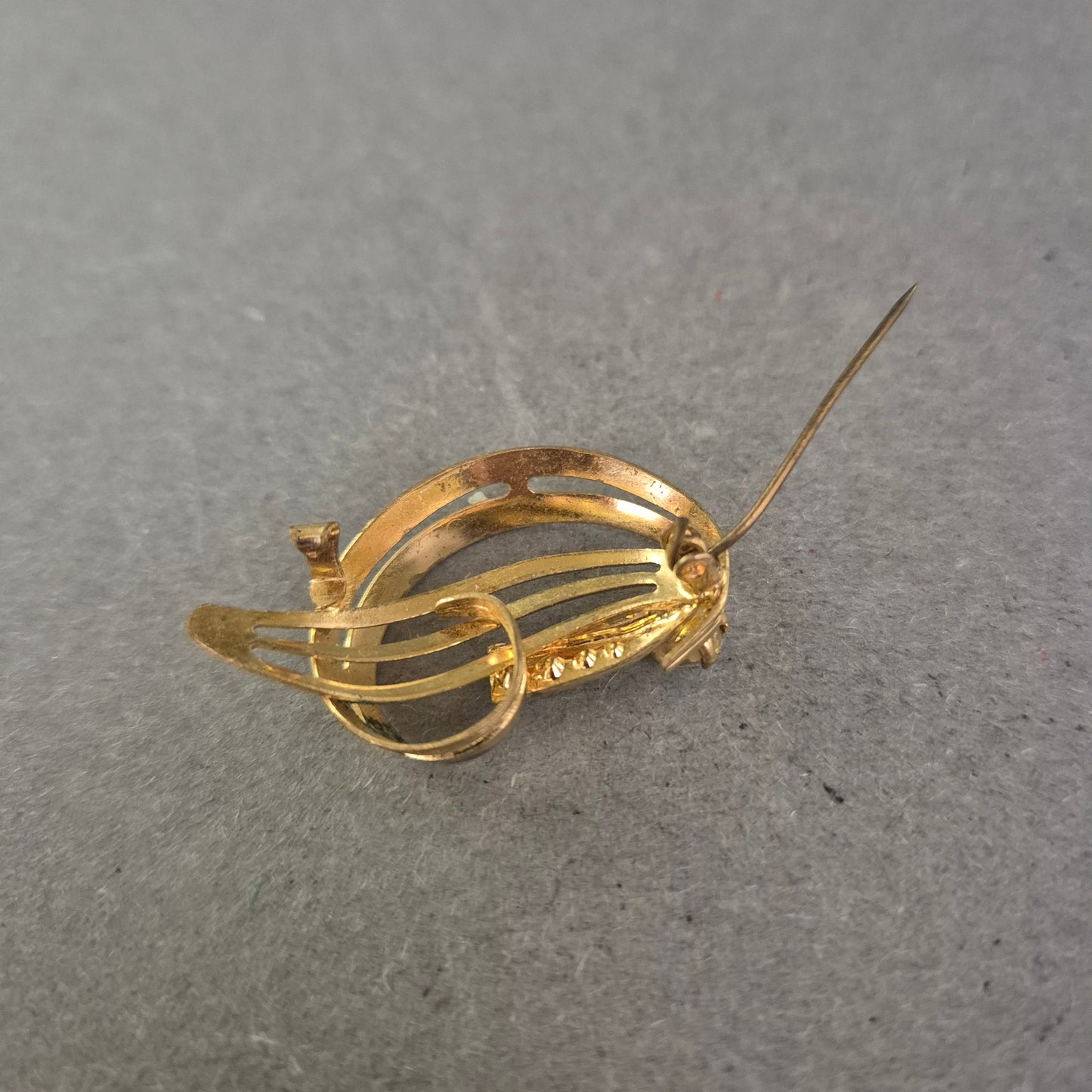 Filigrane Vintage-Brosche in Goldoptik mit Strassakzenten