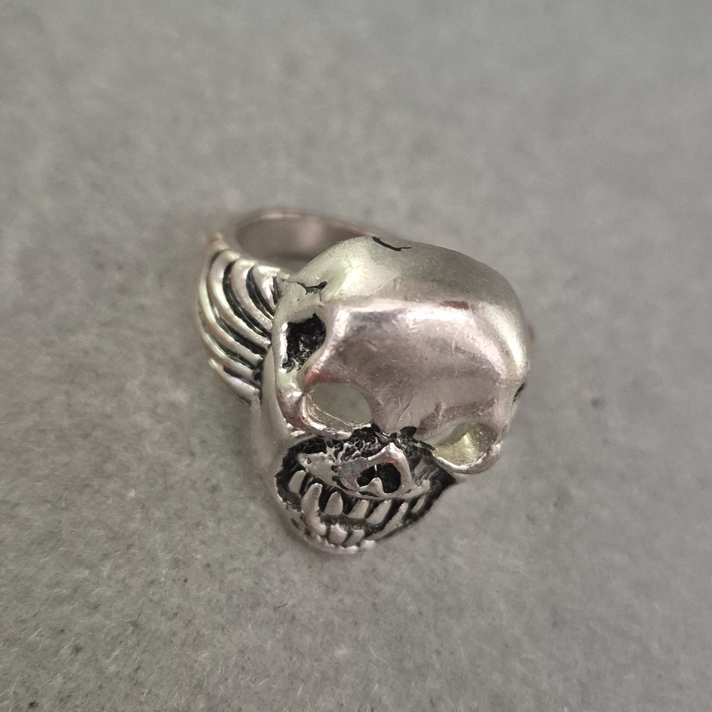 Silberfarbener Totenkopf-Ring im Rocker-Stil – markantes Design