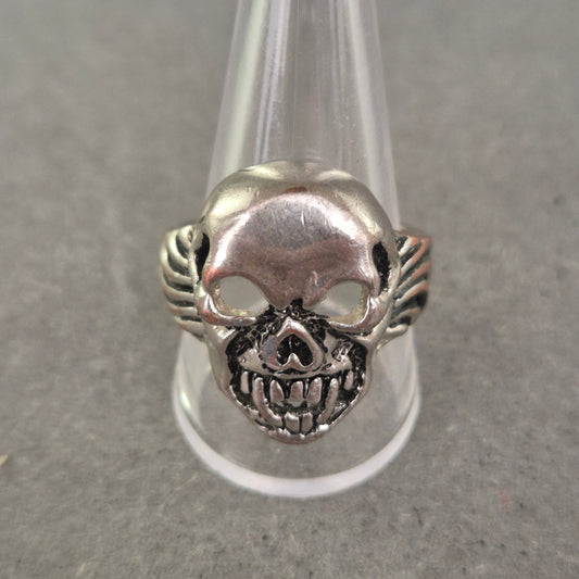 Silberfarbener Totenkopf-Ring im Rocker-Stil – markantes Design