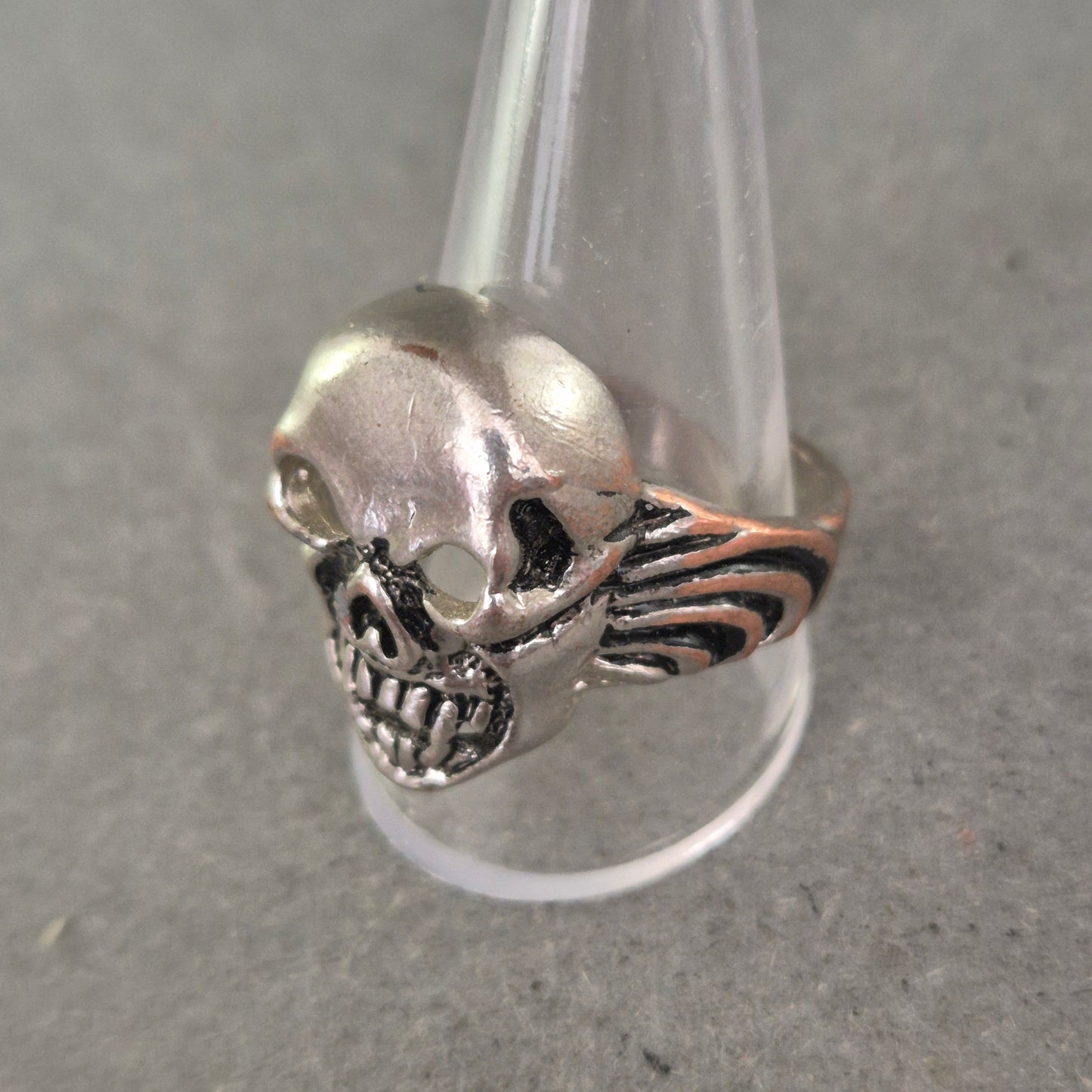 Silberfarbener Totenkopf-Ring im Rocker-Stil – markantes Design