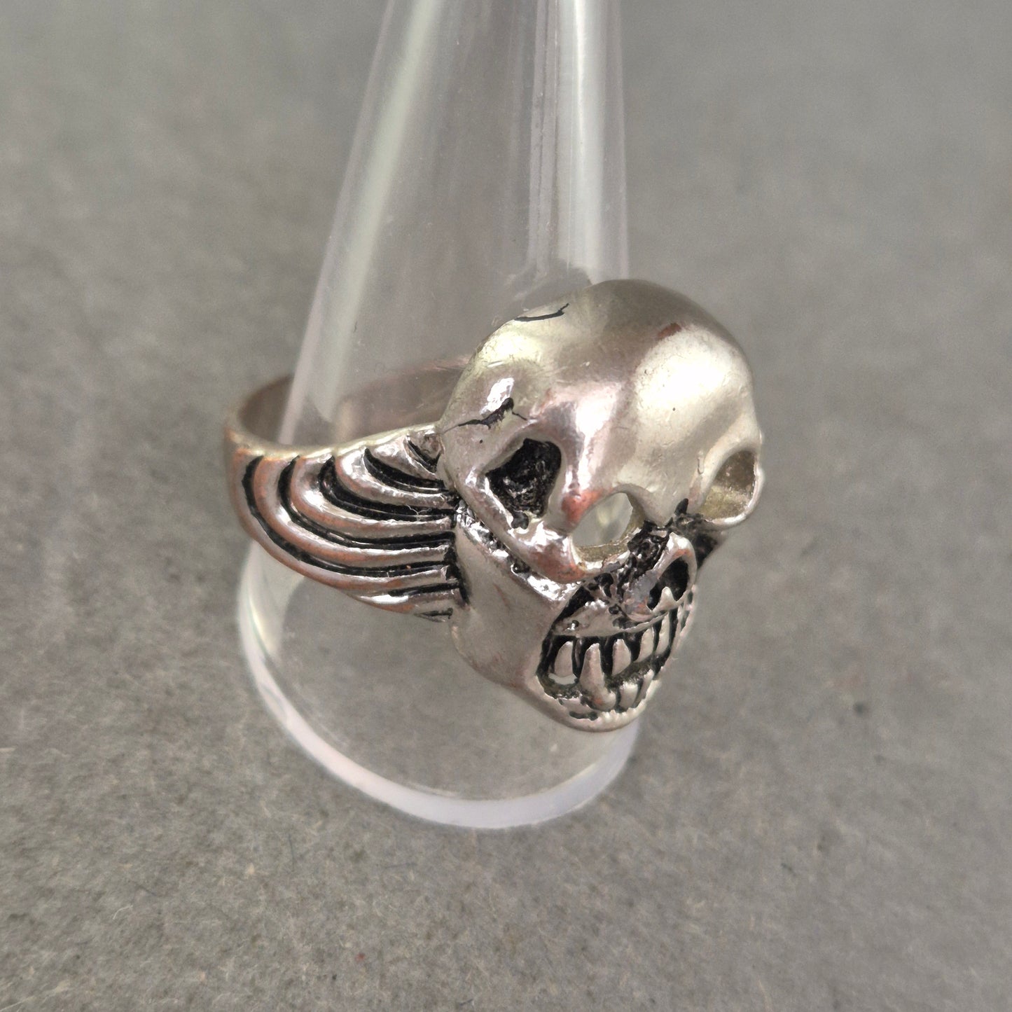 Silberfarbener Totenkopf-Ring im Rocker-Stil – markantes Design