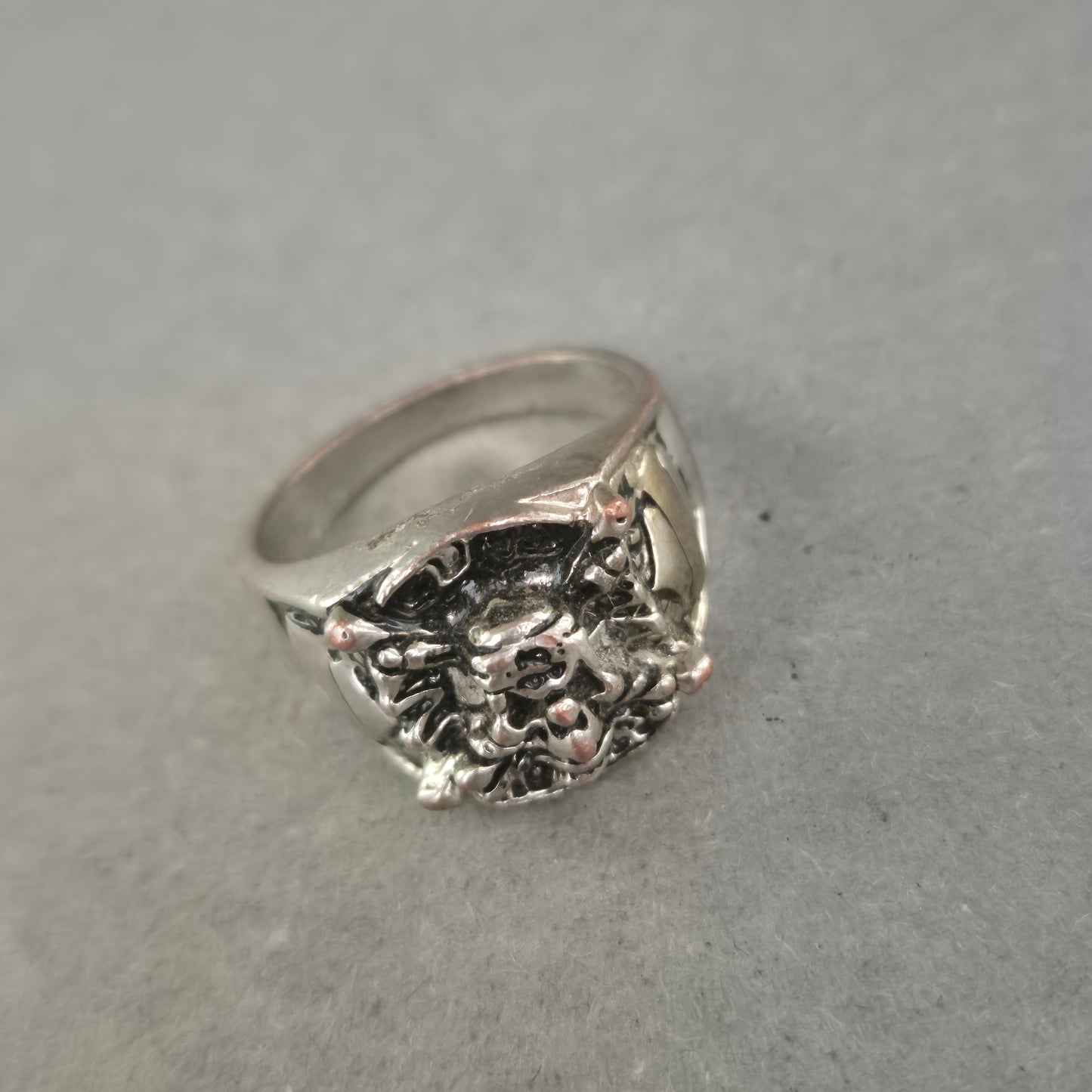 Massiver Herrenring mit Löwenkopf – Silberoptik im Antik-Stil