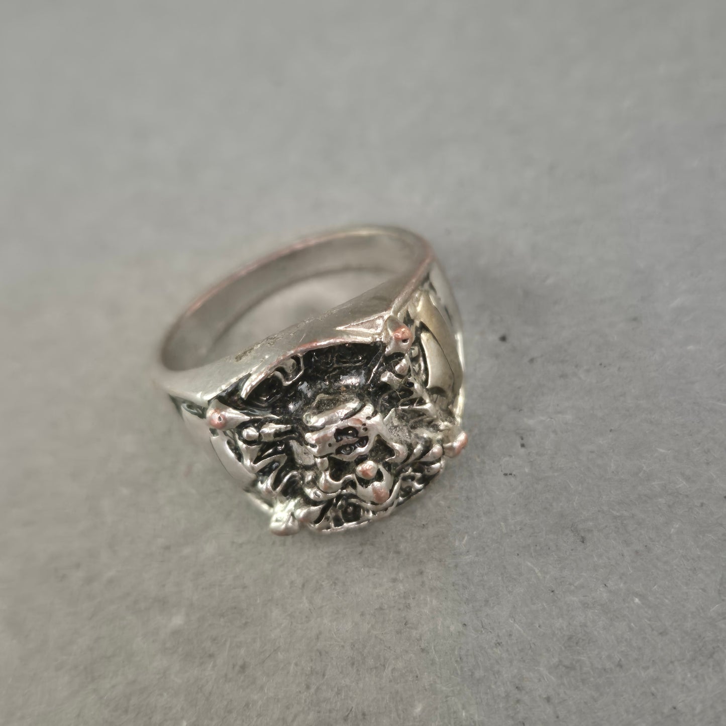 Massiver Herrenring mit Löwenkopf – Silberoptik im Antik-Stil