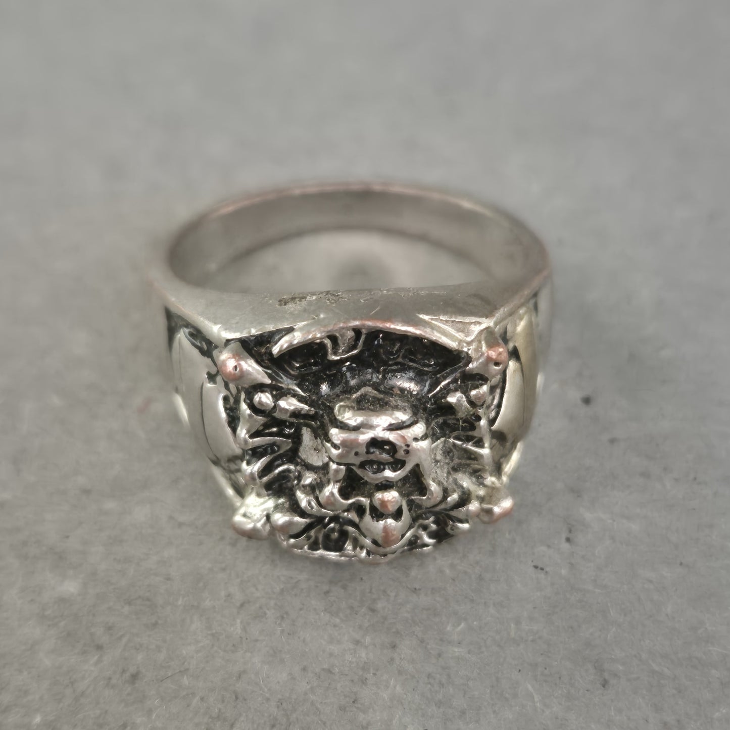 Massiver Herrenring mit Löwenkopf – Silberoptik im Antik-Stil